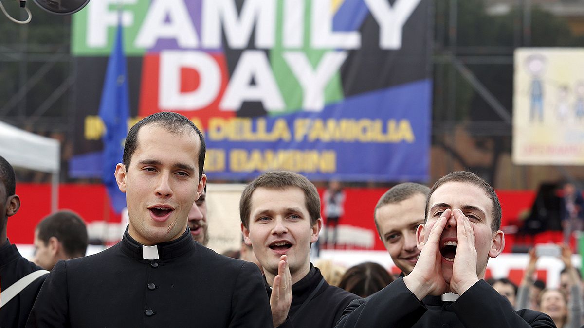 Eşcinsellere sınırlı evlat edinme hakkı tanıyan tasarı İtalyanları kızdırdı