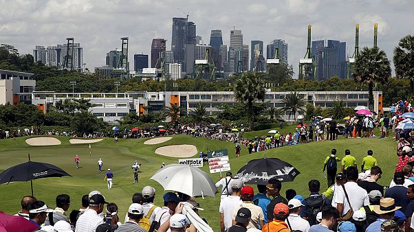Golfe: Noite obriga à suspensão da terceira ronda do Open de Singapura Golfe: Noite obriga à suspensão da terceira ronda do Open de Singapura