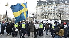 Schwarz gekleidete Vermummte gegen Flüchtlinge in Stockholm