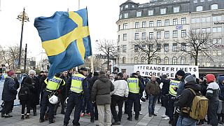 Demonstrálók és ellendemonstrálók Stockholmban