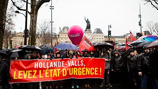 A rendkívüli állapot ellen tüntettek Párizsban