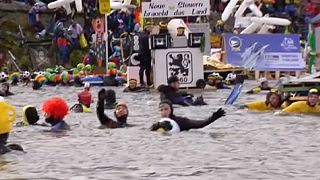 En Alemania celebran el carnaval tirándose al agua