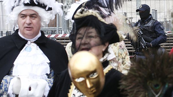 Venice carnival goers asked to lift masks for security Venice carnival goers asked to lift masks for security