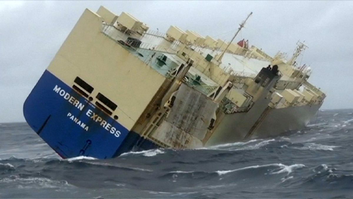 Франция: брошенное судно с горючим вот-вот разобьется о берег