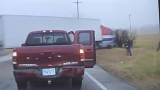 Xerife americano atropelado por um camião