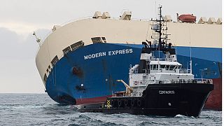کشتی نیمه واژگون مدرن اکسپرس به سواحل اسپانیا یدک کشیده شد