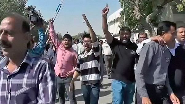 Pakisztán: halálos áldozatok a repülőtéri dolgozók tüntetésén Pakisztán: halálos áldozatok a repülőtéri dolgozók tüntetésén