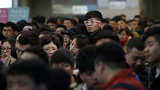 مائات الآلاف من المسافرين الصينيين عالقون في محطات القطار قبل بضعة أيام من احتفالات السنة الجديدة