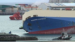 El 'Modern Express' llega remolcado al puerto de Bilbao tras más de una semana a la deriva
