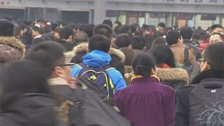 Milhões de chineses regressam a casa para celebrar o Ano Novo