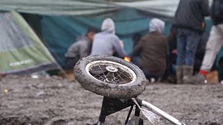 Беженцы в лагере Дюнкерк стоят в очереди, чтобы "позвонить маме"
