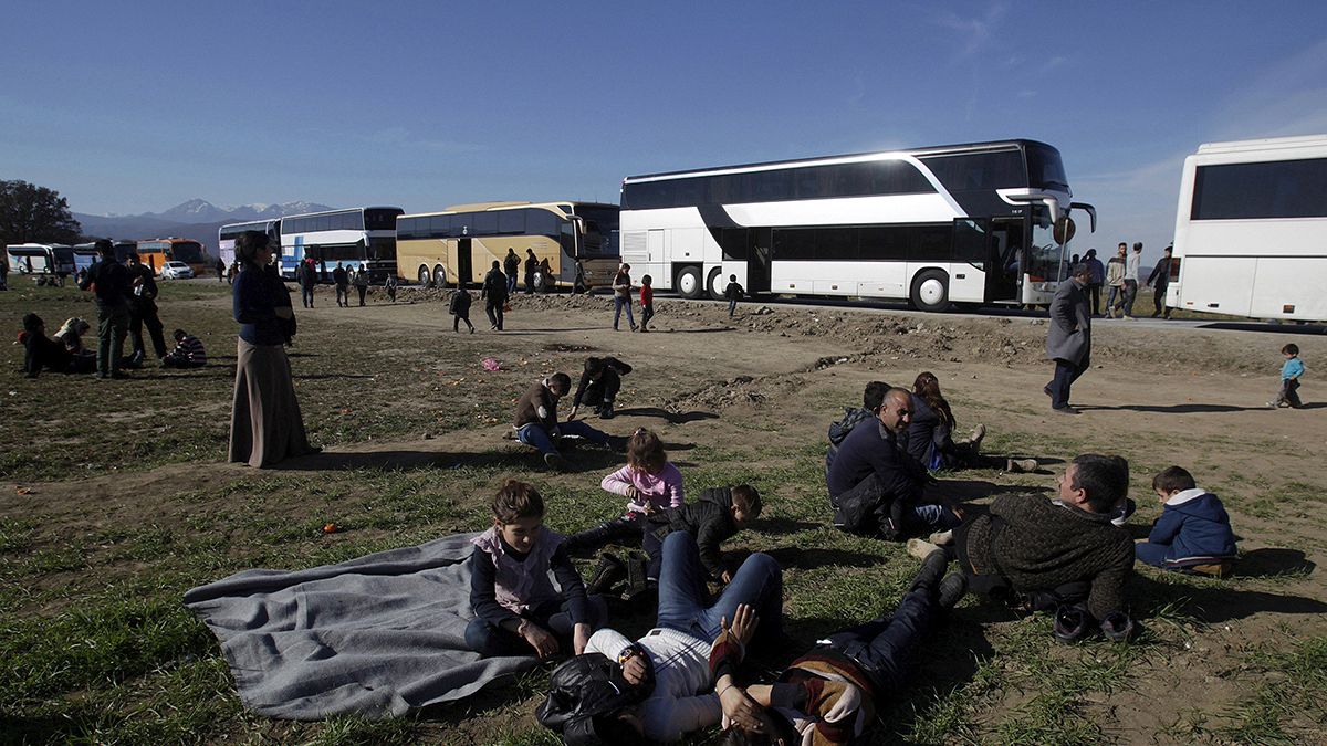 اللاجئون يقطعون طريقاً سريعة في اليونان ويطالبون بإدخالهم إلى مقدونيا