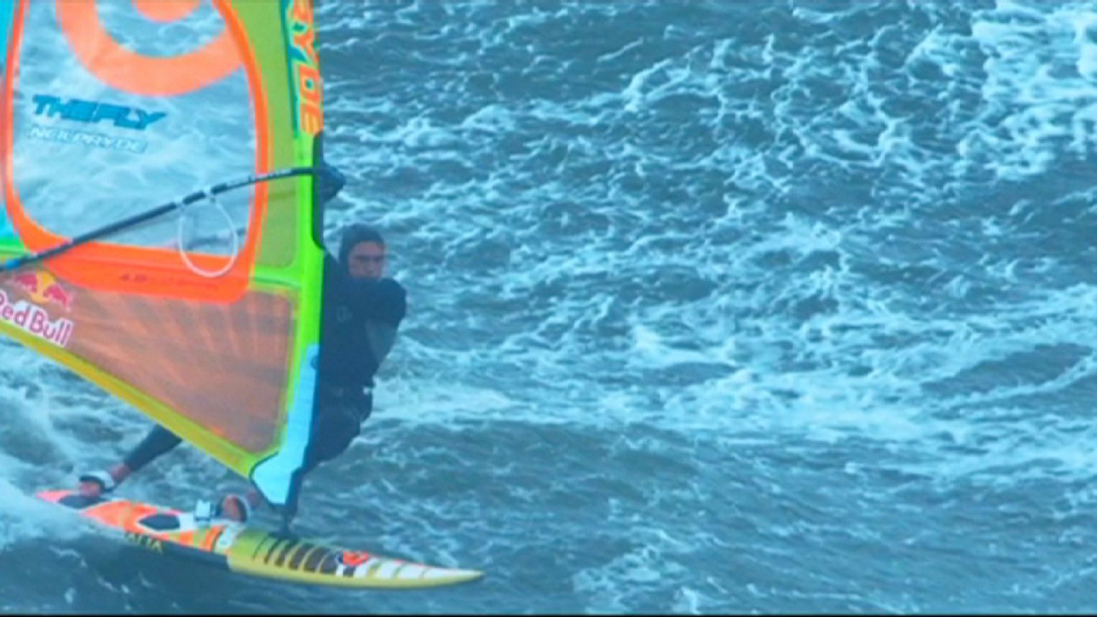 Une planche à voile en guise de surf