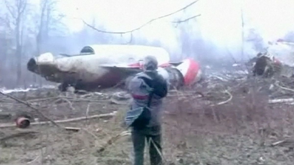 Polonia, il governo vuole riaprire le indagini sull'incidente aereo di Smolensk