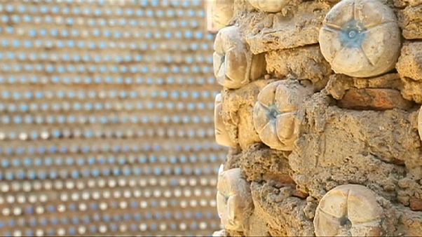 Des maisons construites en bouteille plastique au Nigéria Des maisons construites en bouteille plastique au Nigéria