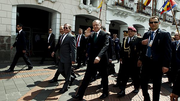 Presidente da Turquia acolhido no Equador com manifestação pró-curda Presidente da Turquia acolhido no Equador com manifestação pró-curda