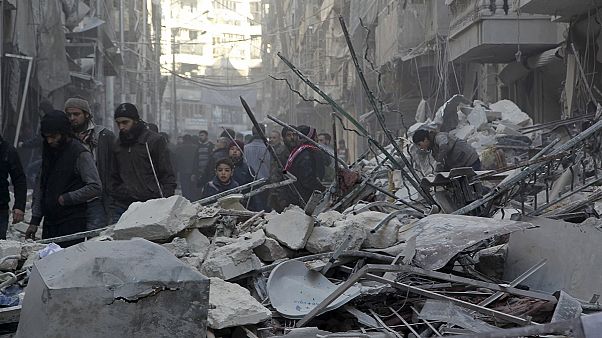Des dizaines de milliers de Syriens fuient les combats d'Alep Des dizaines de milliers de Syriens fuient les combats d'Alep