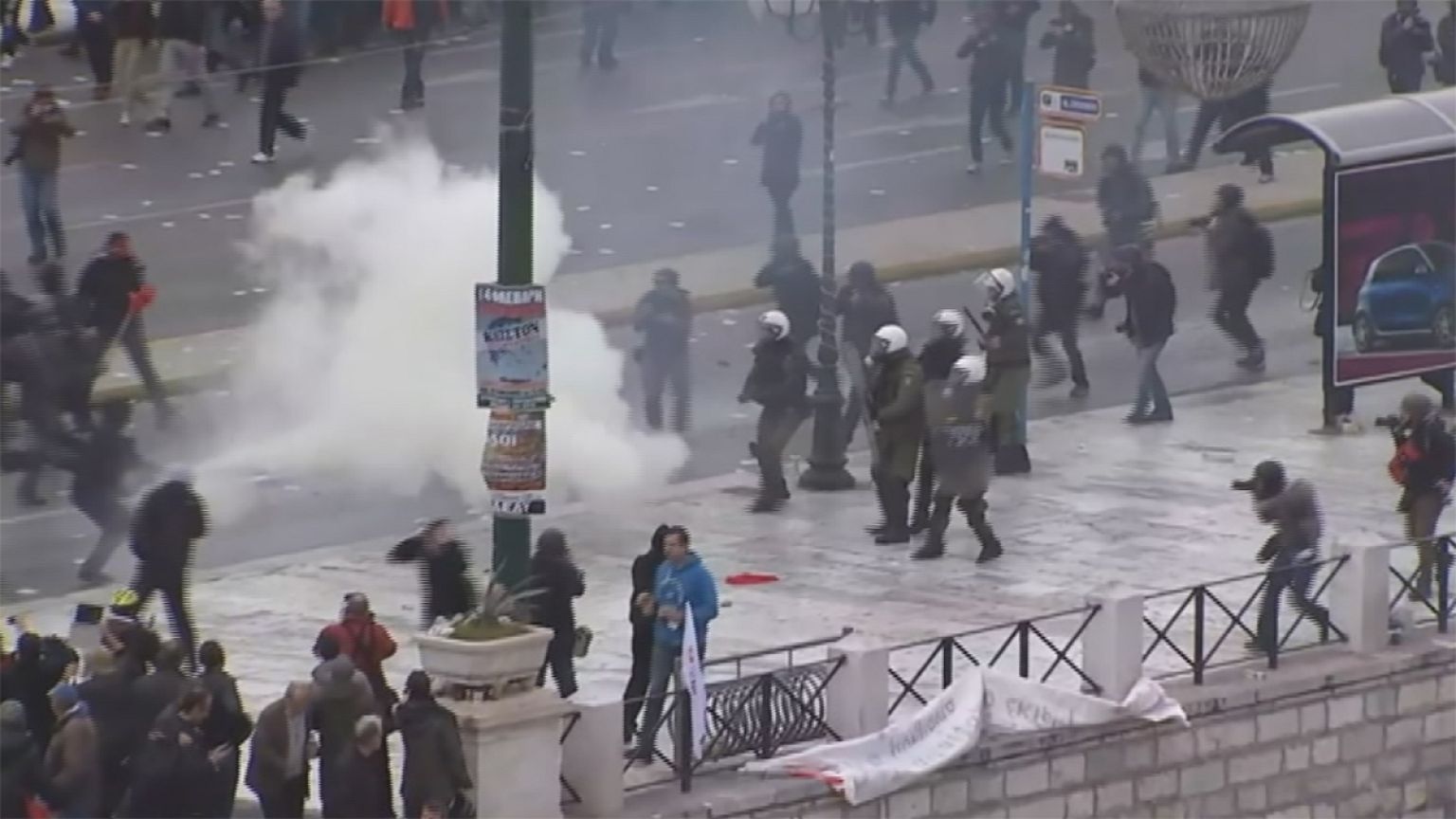 Aθήνα: Επεισόδια στην διαδήλωση για το ασφαλιστικό