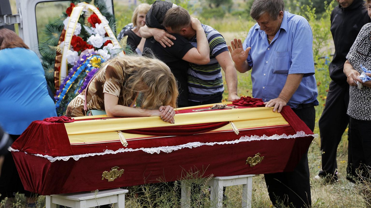 Image: Relatives grieve at the coffin of pro-Russian fighter