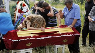 Image: Relatives grieve at the coffin of pro-Russian fighter