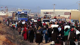 آلاف المدنيين السوريين الفارين من حلب محتجزون قرب الحدود التركية