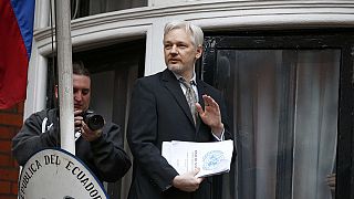 Assange canta "victoria" y anuncia consecuencias penales si su detención continúa