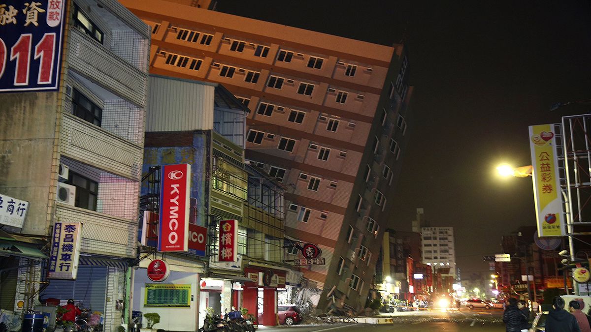 Terramoto de 6,4 provoca derrocada de vários prédios em Taiwan