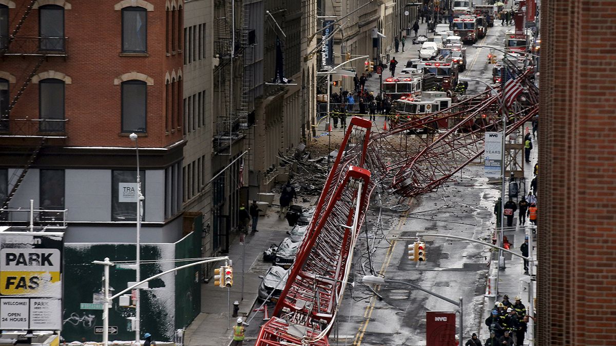 Indagini sulle cause del crollo di una gru che a New York ha causato un morto e tre feriti