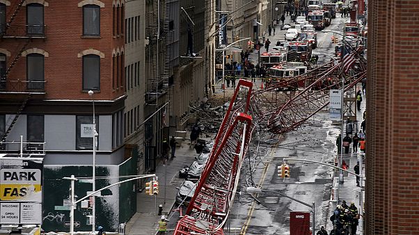 Indagini sulle cause del crollo di una gru che a New York ha causato un morto e tre feriti Indagini sulle cause del crollo di una gru che a New York ha causato un morto e tre feriti