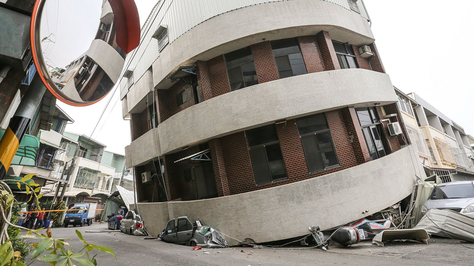 Házakat döntött össze a földrengés Tajvanon