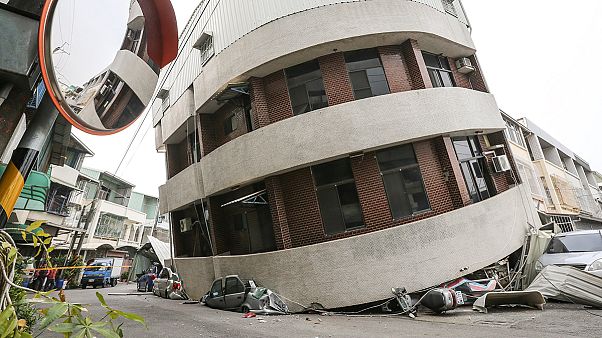 Taiwan: Erdbeben lässt Häuser einstürzen Taiwan: Erdbeben lässt Häuser einstürzen