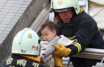Terromoto a Taiwan: crolla palazzo di 17 piani, persone intrappolate tra le macerie