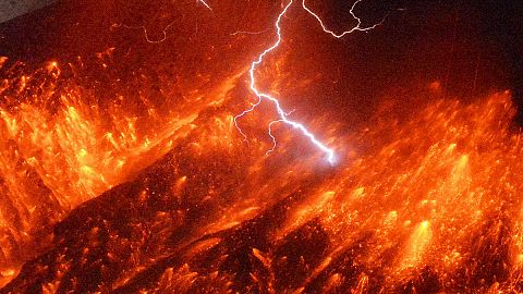 Noche de fuego y relámpagos en el volcán Sakurajima
