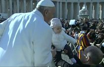 Miles de personas veneran al padre Pío en el Vaticano
