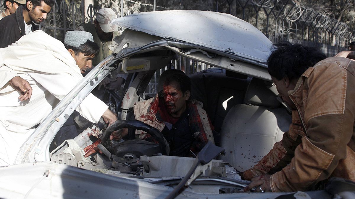 مقتل 9 أشخاص  و إصابة  العشرات في تفجير انتحاري جنوب غرب باكستان