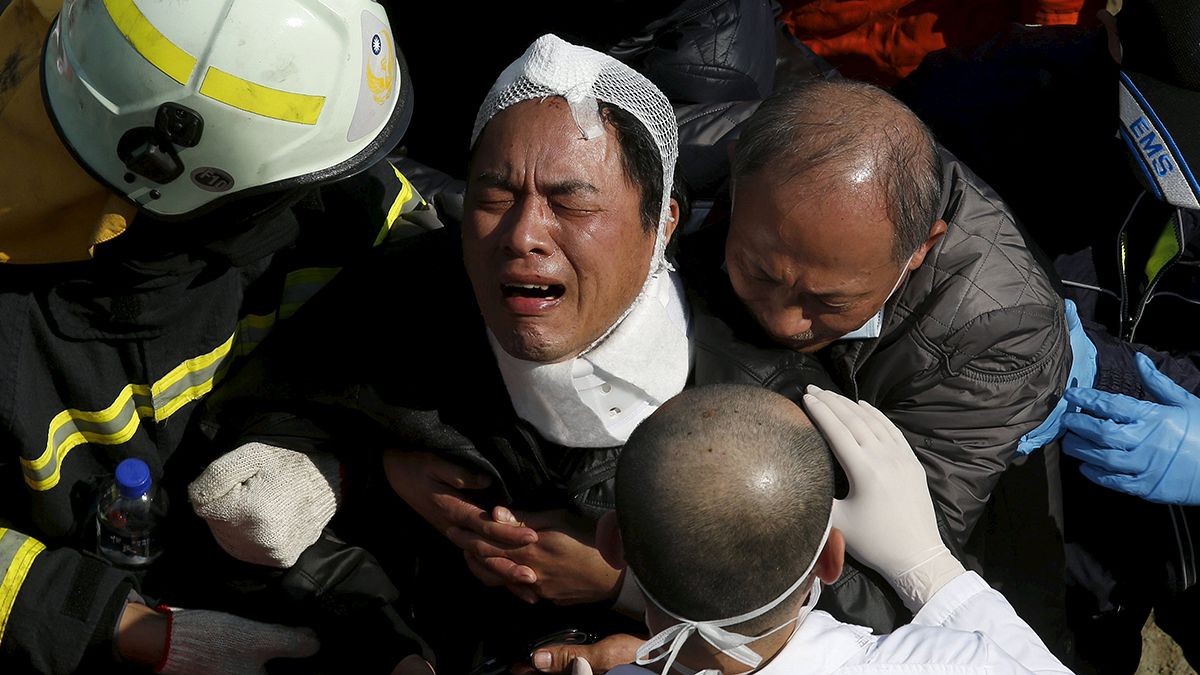 زلزله تایوان: ده ها نفر همچنان در برج های واژگون شده گرفتارند