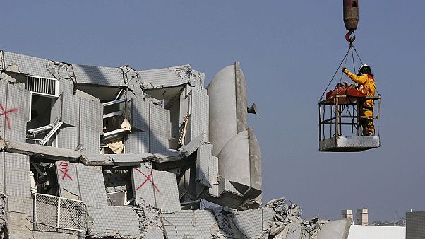 Taïwan : des survivants du séisme encore extraits des décombres 48 heures après Taïwan : des survivants du séisme encore extraits des décombres 48 heures après