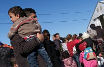 Власти Македонии возводят второй забор на границе с Грецией
