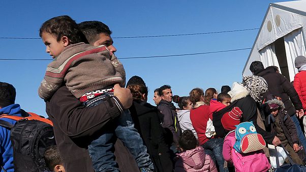 مقدونيا تبني سياجا ثانيا على حدودها مع اليونان مقدونيا تبني سياجا ثانيا على حدودها مع اليونان