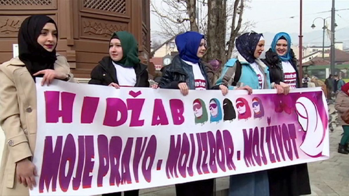 A fátyolviselés jogáért tüntettek Szarajevóban