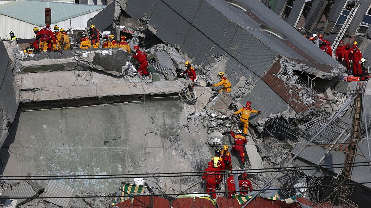 Tajvan: vizsgálat indult az összedőlt toronyház ügyében