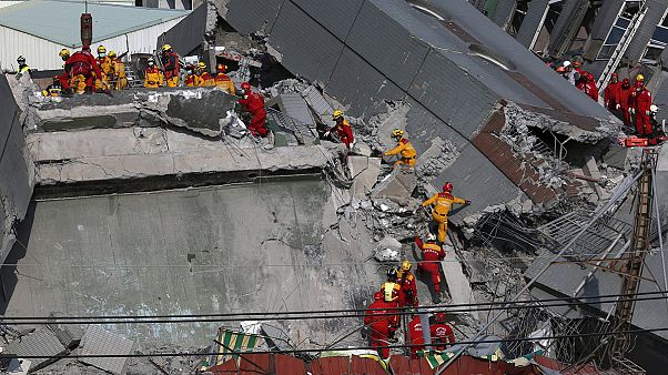 Tayvan'da depremden 48 saat sonra enkazdan sağ çıktılar Tayvan'da depremden 48 saat sonra enkazdan sağ çıktılar