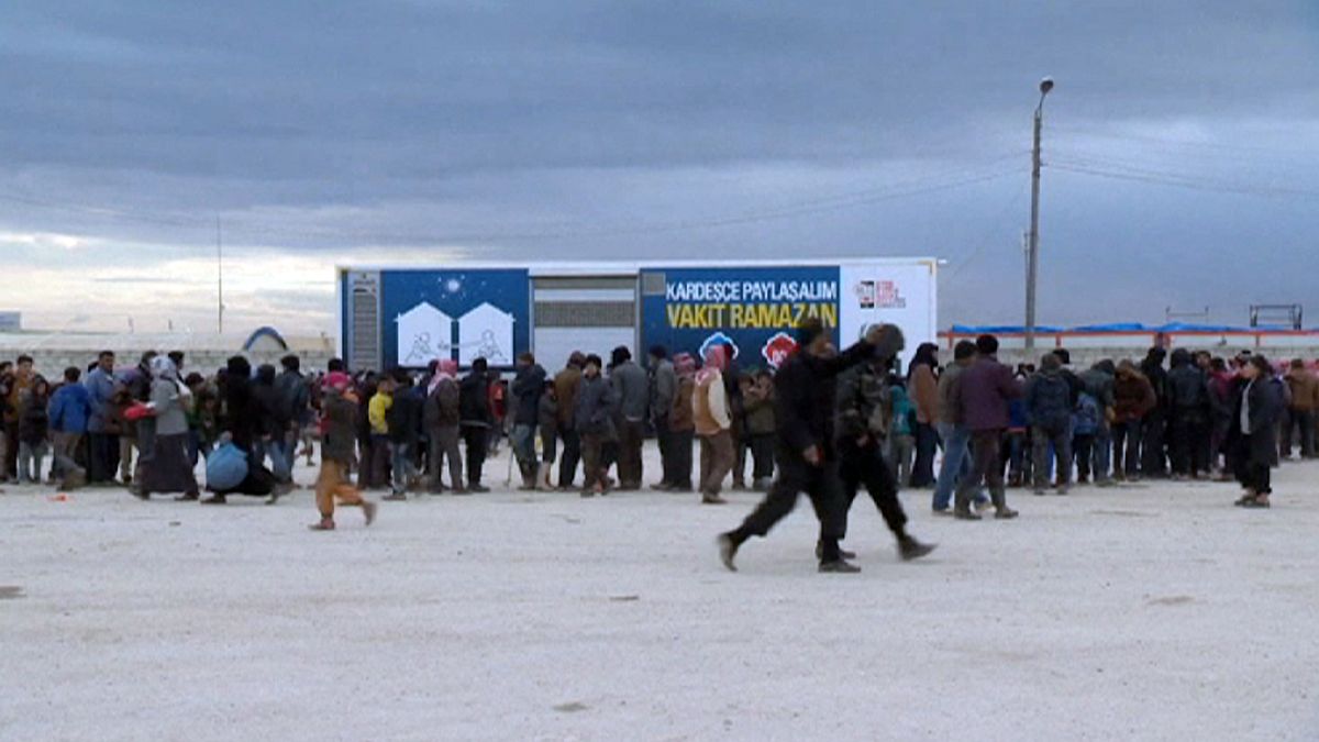 الآلاف من اللاجئين السوريين يتلقون مساعدات عند الحدود التركية