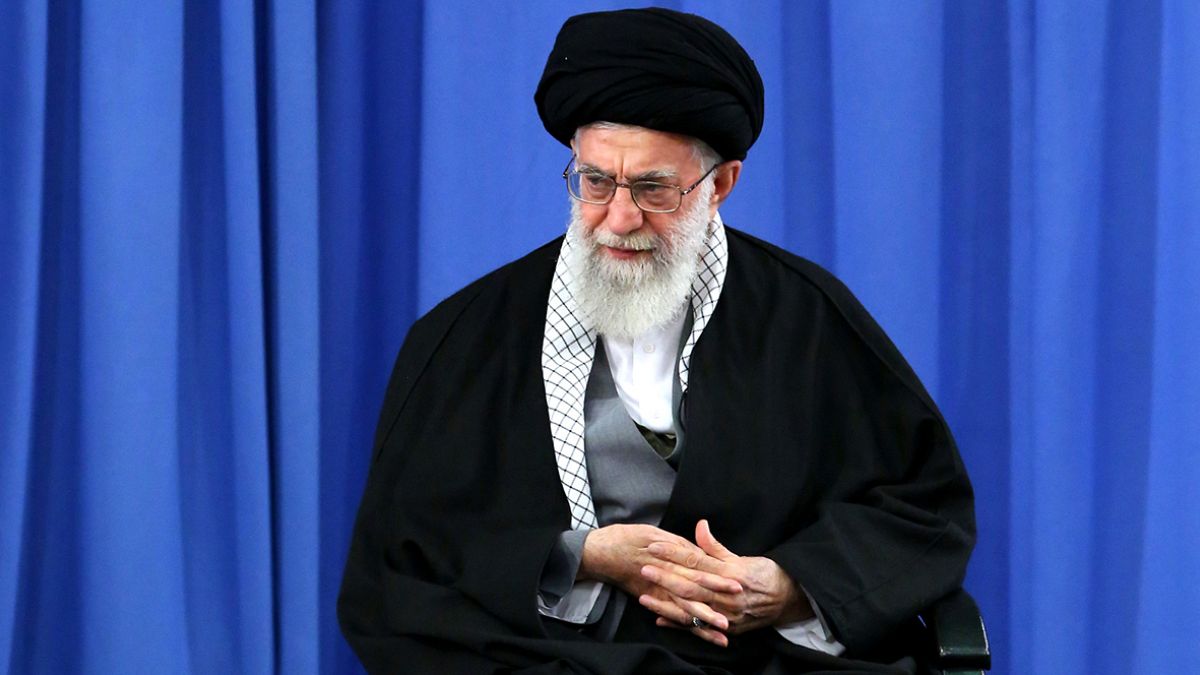 خامنه‌ای: مسئولان مشغول مسائل روزنامه‌ای نشوند
