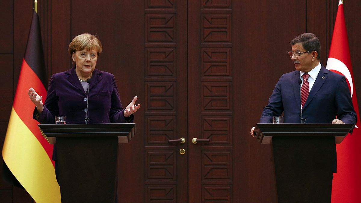 Merkel-Davutoglu: coinvolgere la Nato nel controllo delle rotte di migrazione