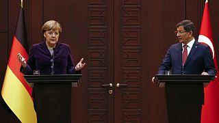 Merkel y Davutoglu critican los bombardeos rusos en Siria que agudizan la crisis de los refugiados