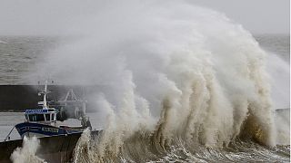 Heftige Stürme und hohe Wellen an französischer und englischer Küste