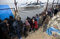 La cifra de refugiados sirios bloqueados en la frontera turca sigue aumentando