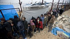 Tens of thousands of Syrian refugees in camps next to Turkey border