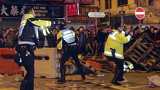 جرحى واعتقالات في مشادات عنيفة في هونغ كونغ بين الشرطة وشباب